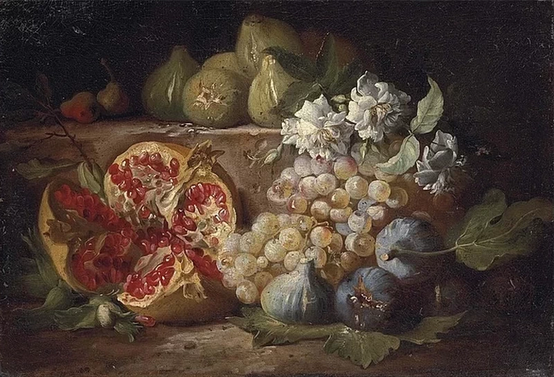 Un melograno, fichi, uva e fiori su una sporgenza di pietra